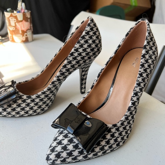 Black and white heel with a black Paton leather bow on the top - Picture 2 of 3